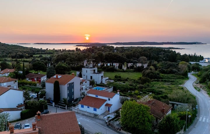 Awesome Home In Pula With House Sea View - Fažana