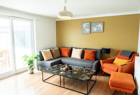 Top Airbnb: 5 Beds, 2.5 Baths | Garden & Parking | Sleeps 6 in Wythenshawe