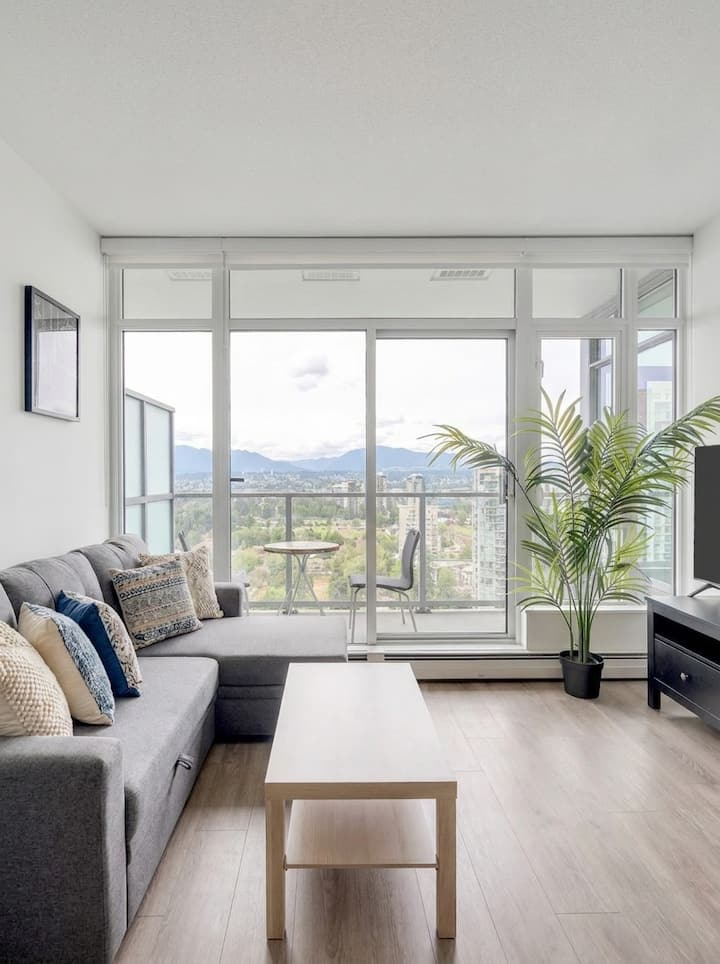Skyline Views | Modern Surrey Condo - New Westminster