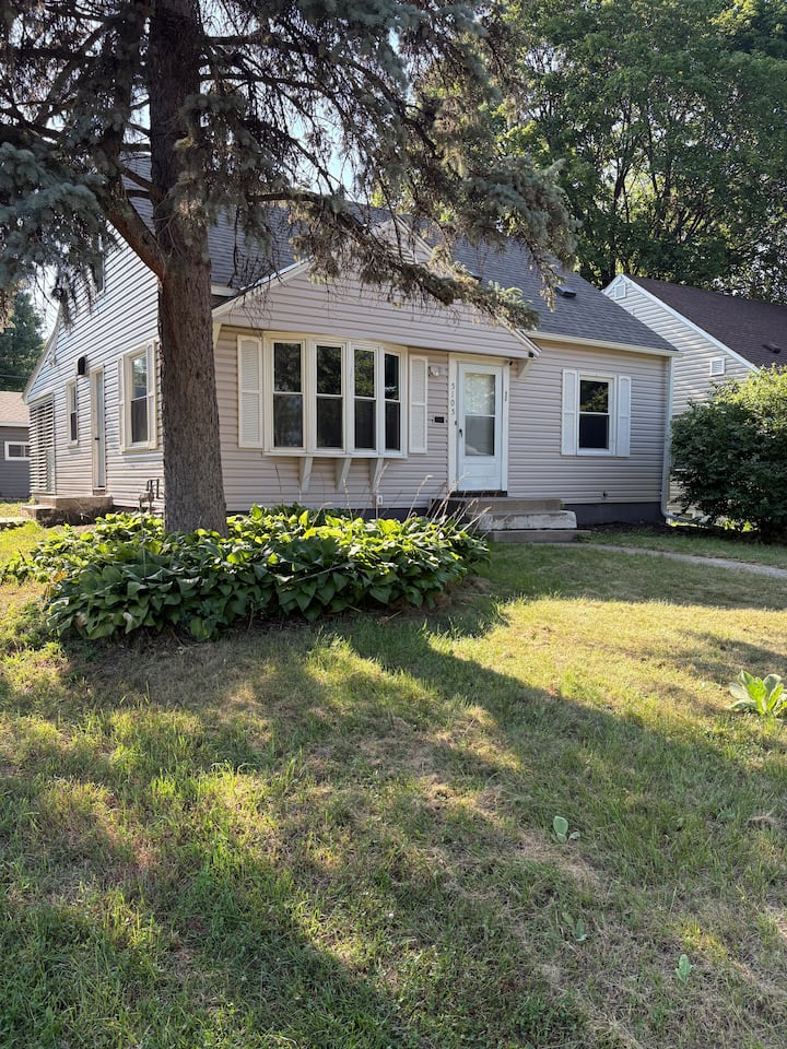 Spacious Home Near Downtown Minneapolis 12 Guest - Maple Grove, MN