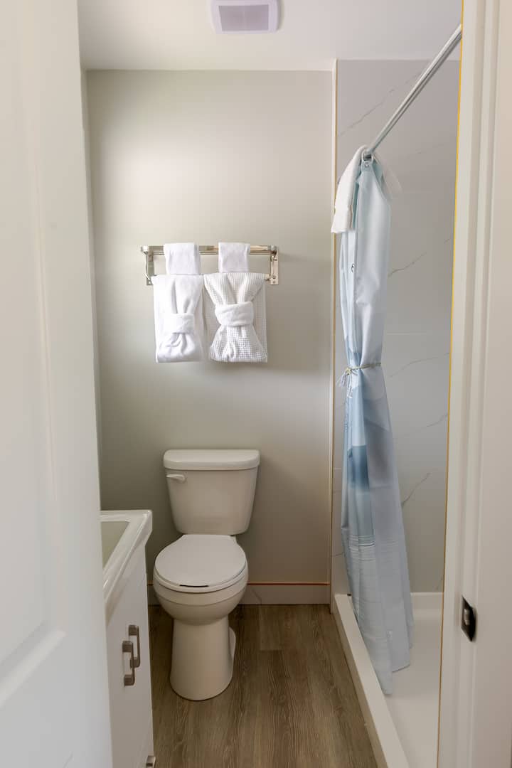 Room 33 (1 X King) - Lake George, NY
