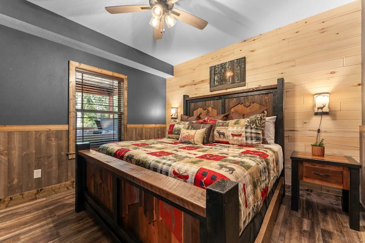 ¡El dormitorio 1 está en el piso principal con una cama tamaño king!