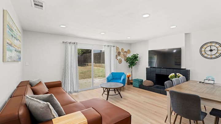 Modern 4br House + 1br Pvt Suite | Private Yard - Ontario, CA
