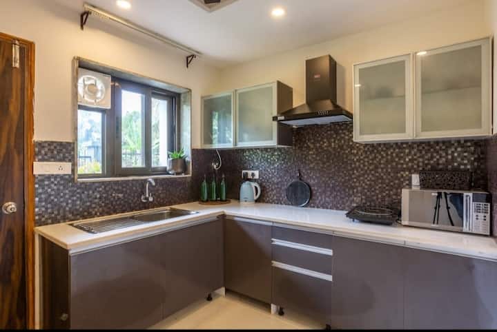Full kitchen image 1