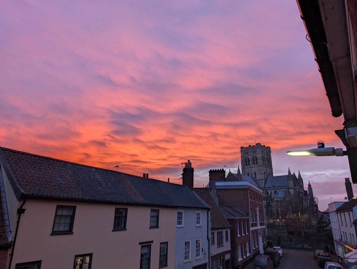 Cosy Flat on Beautiful Historic City Centre Street