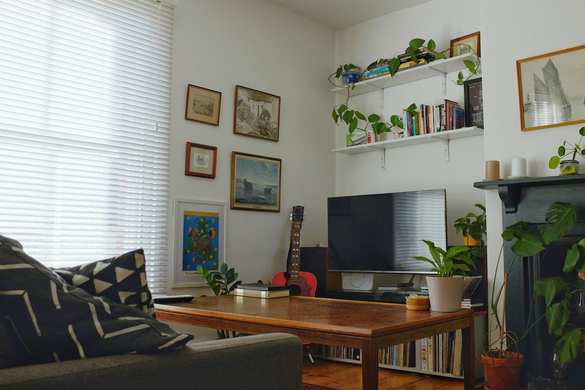 Cosy Flat on Beautiful Historic City Centre Street