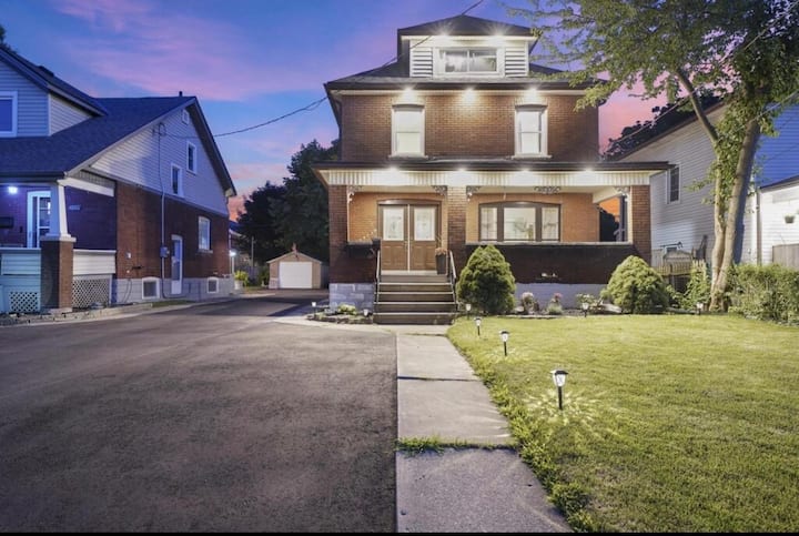 8br Niagara Retreat | 2 Units, Gazebo & Fire Pit - Niagara Falls