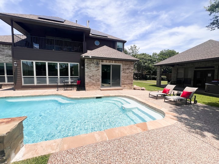 Stunning Poolside Retreat W/ Separate Pool House - Irving, TX