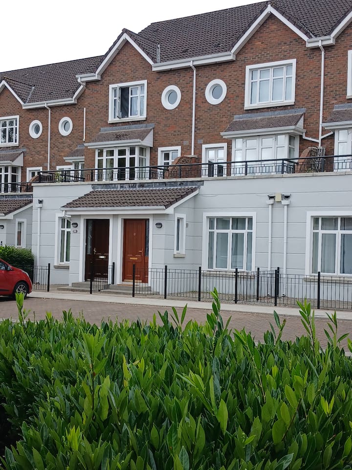Galway City Escape |Stylish 2-bed Apartment - Claregalway