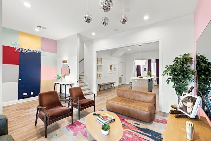 The Fearless Flat Germantown Sleeps 12 | 4 Bdr - Nashville, TN