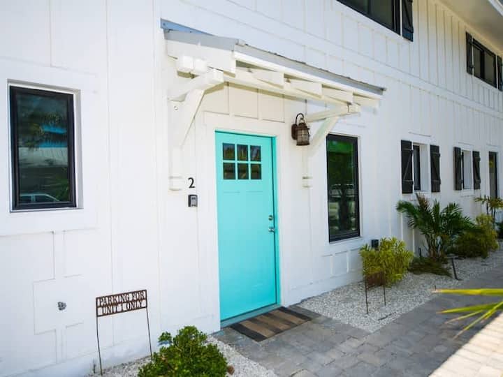 Bayside Cutie ~ Poolside Retreat Near Pine Ave - Anna Maria