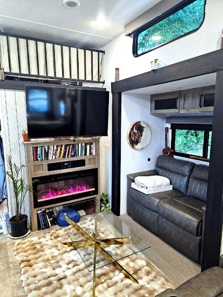 The Lakeside Loft | King Suite, Fireplace + Pool - Austin, TX