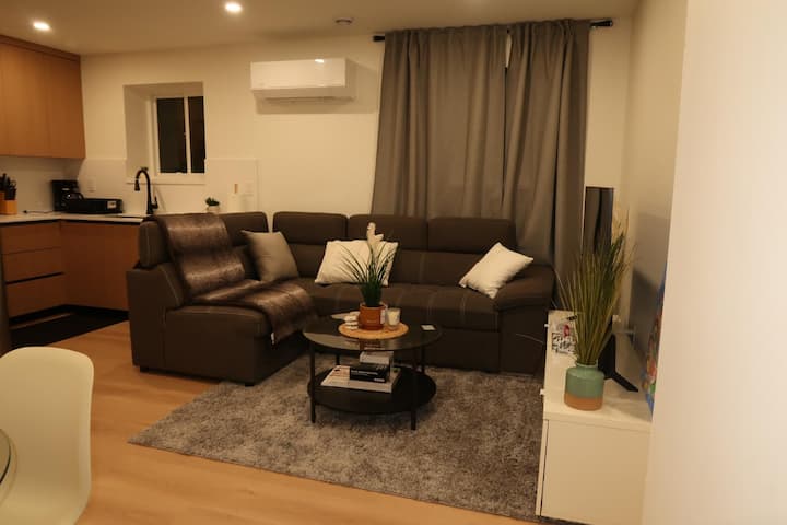Luther Luxury Garden Suite | Private Entrance - Surrey