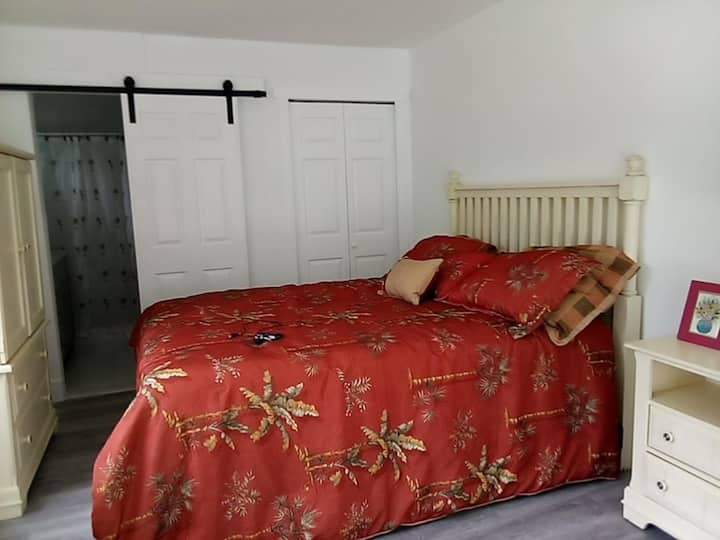 Lovely 3 Bedroom/ 3 Bath Home With A Huge Pool. - Fort Myers, FL
