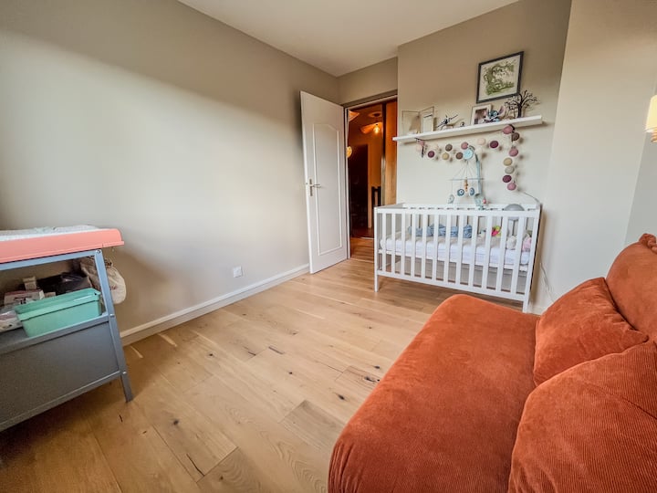 Chambre bébé avec canapé lit 2 places.