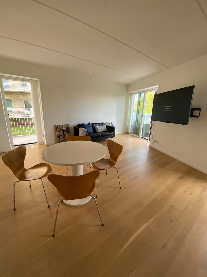 Central Apartment With Park Views & Two Balconies - Aarhus