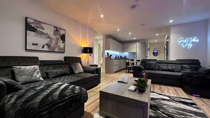 Luxe Central Slough 2 Br Sleeps 8 W Balcony - Slough