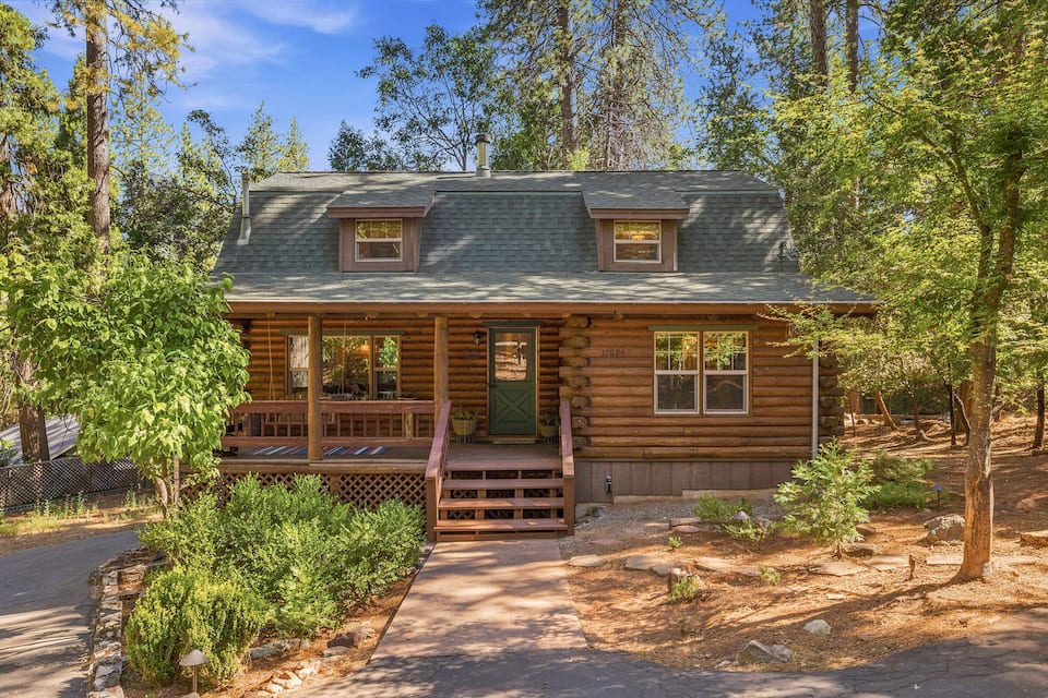 A log cabin in the pines near Yosemite, Sonora, California, United States, photo 3 of 10