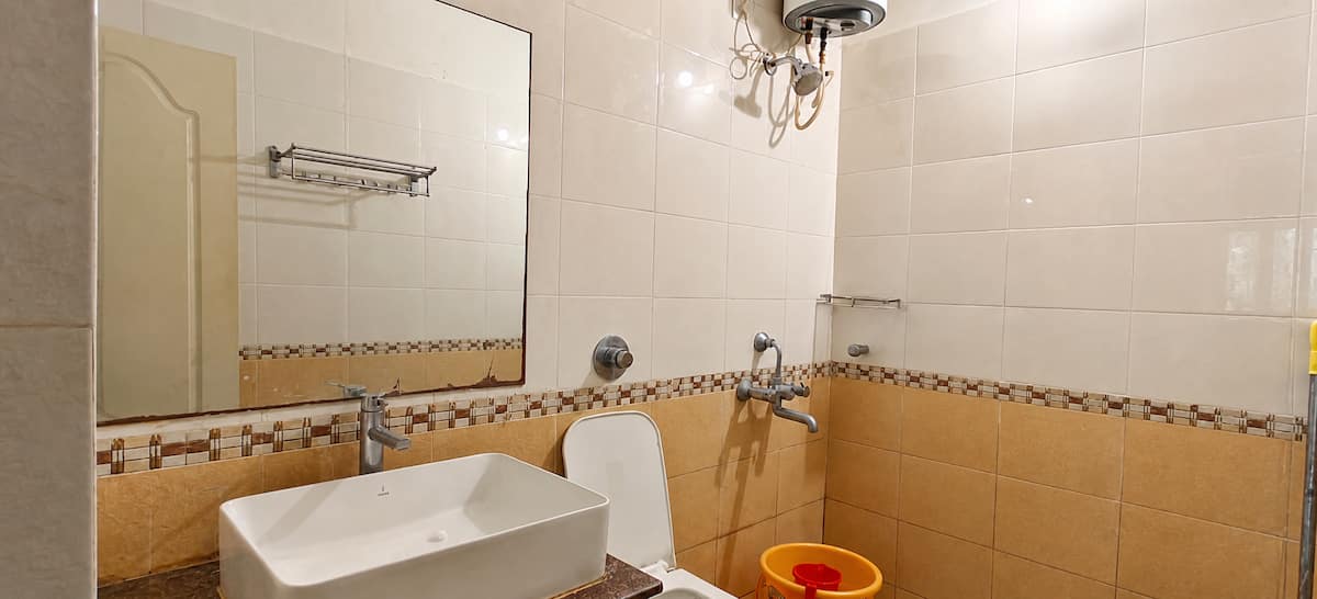 Full bathroom 3 image 3