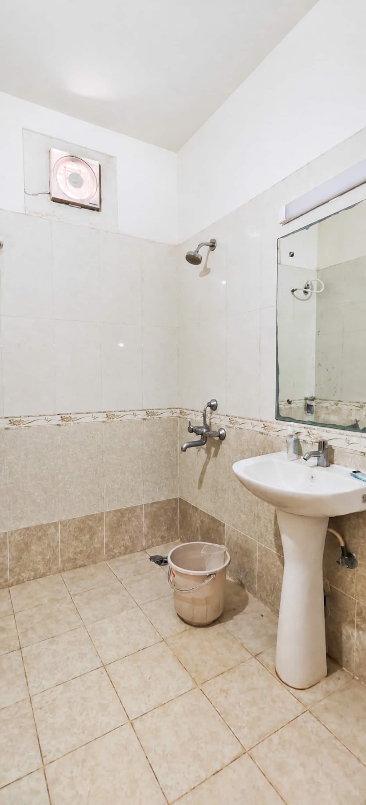 Full bathroom 2 image 1