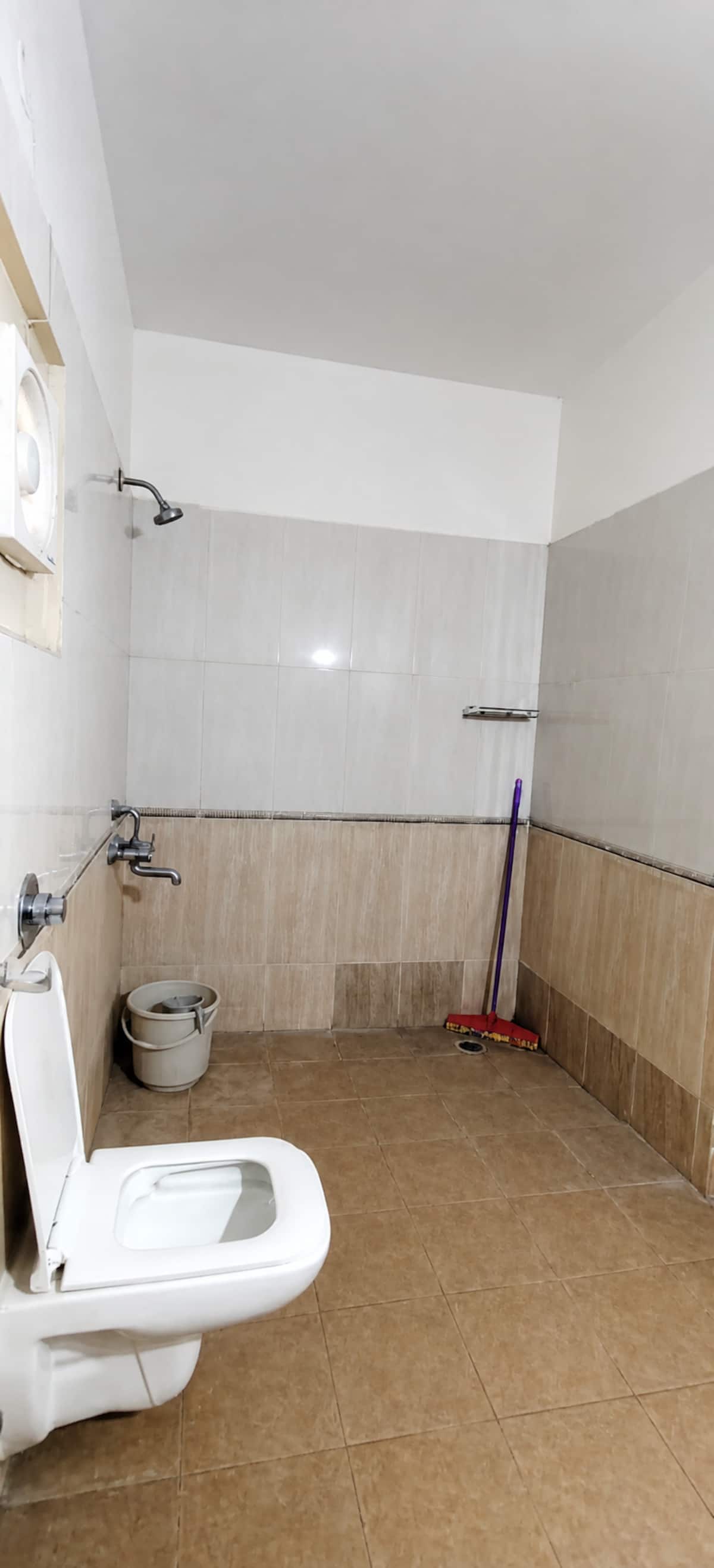 Full bathroom 1 image 2