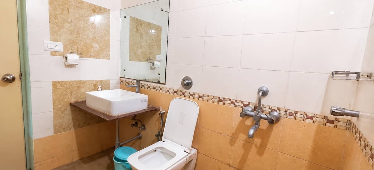 Full bathroom 3 image 1