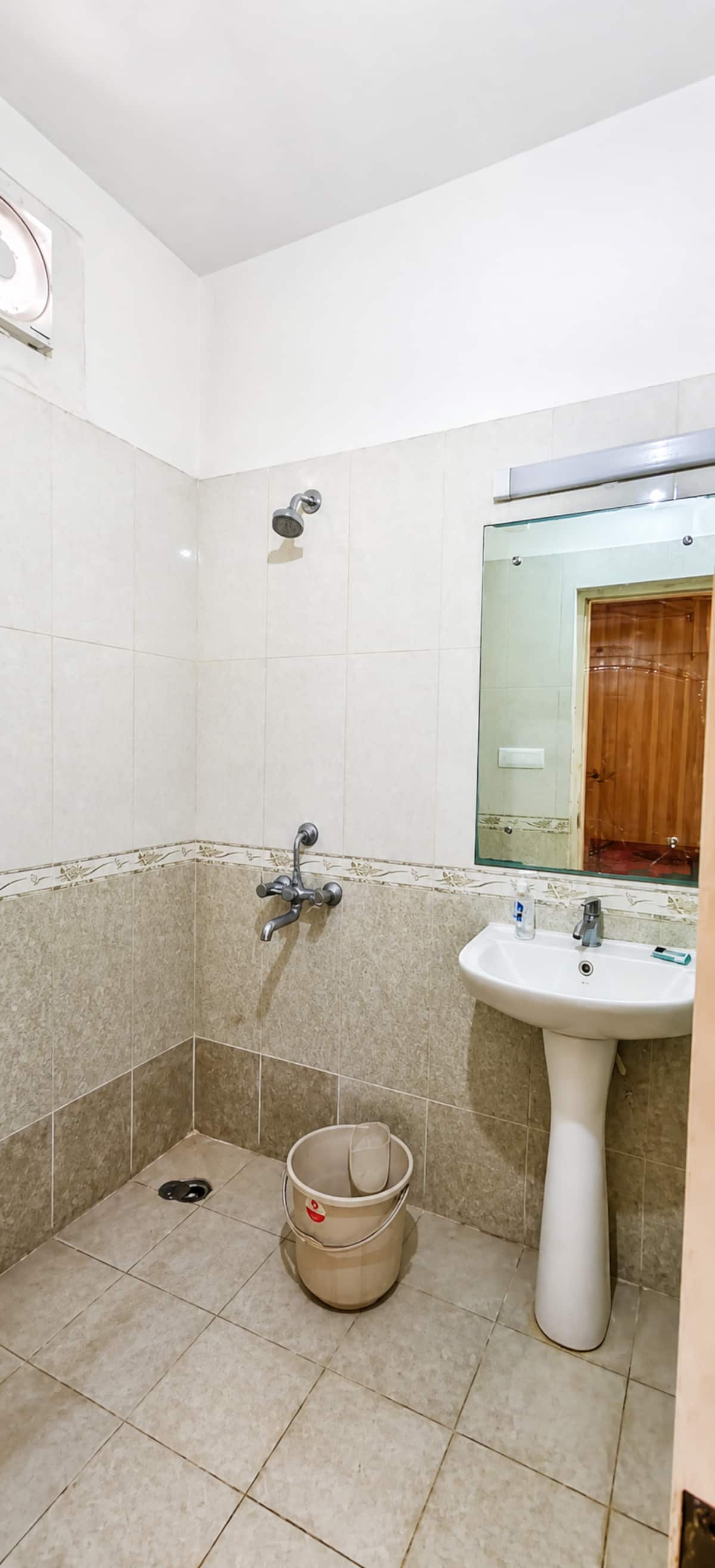 Full bathroom 2 image 4