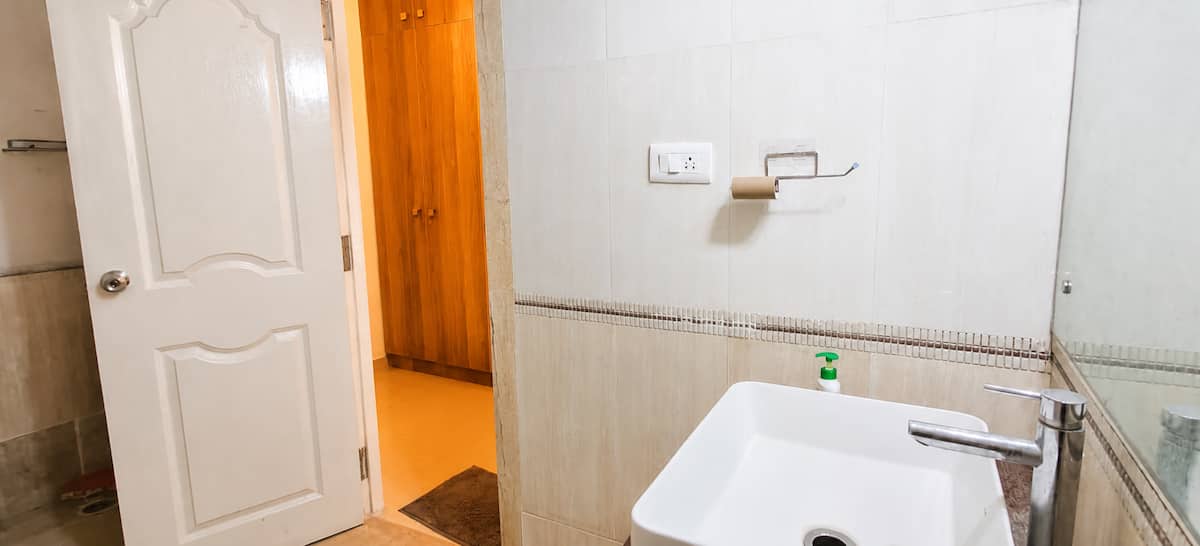 Full bathroom 1 image 1