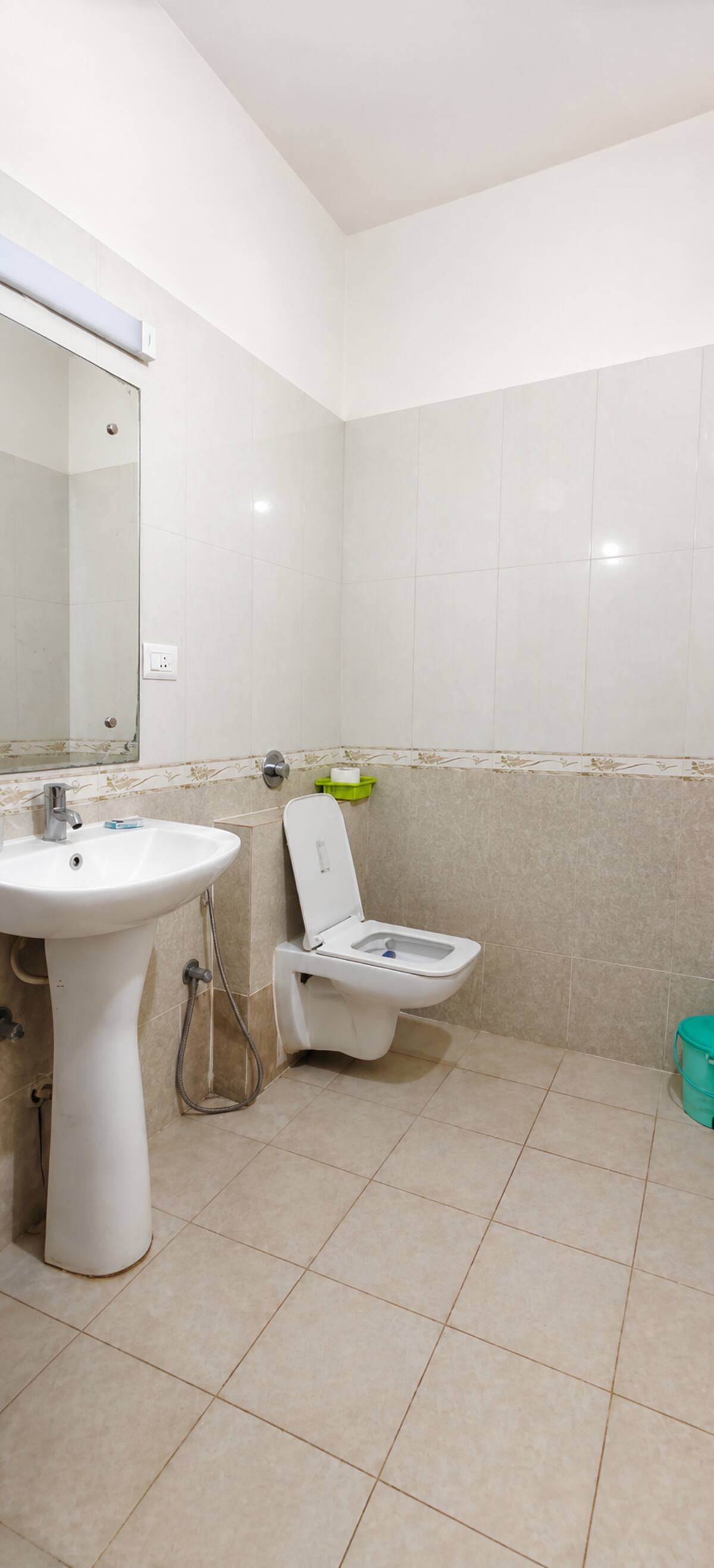 Full bathroom 2 image 2