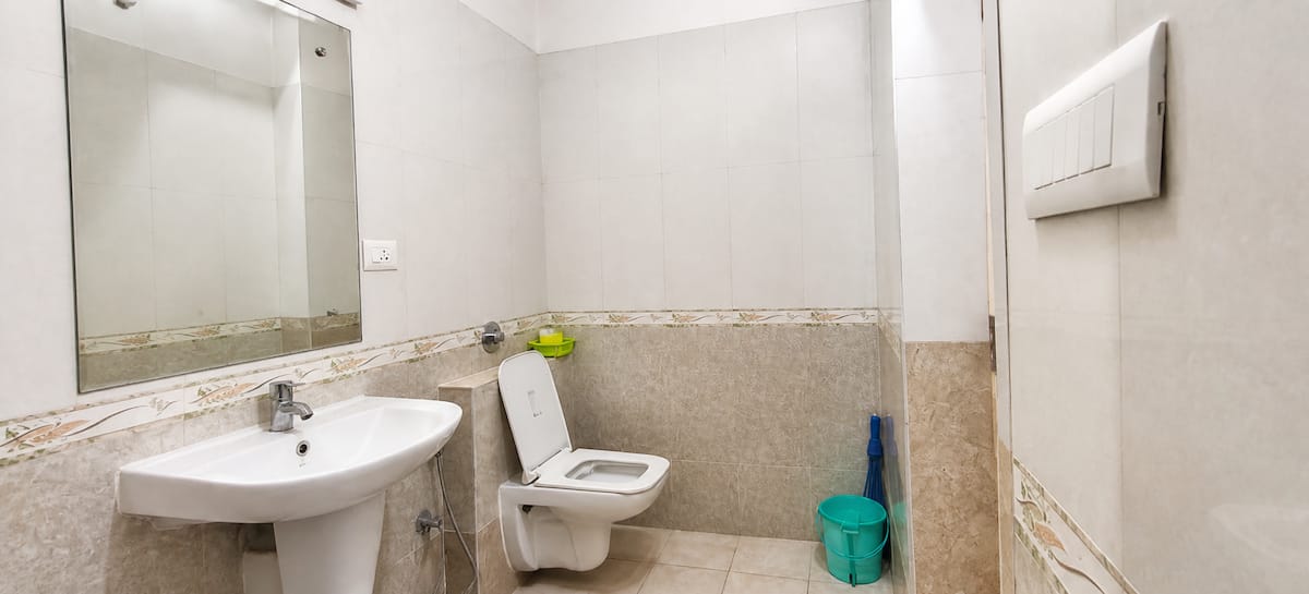 Full bathroom 2 image 5