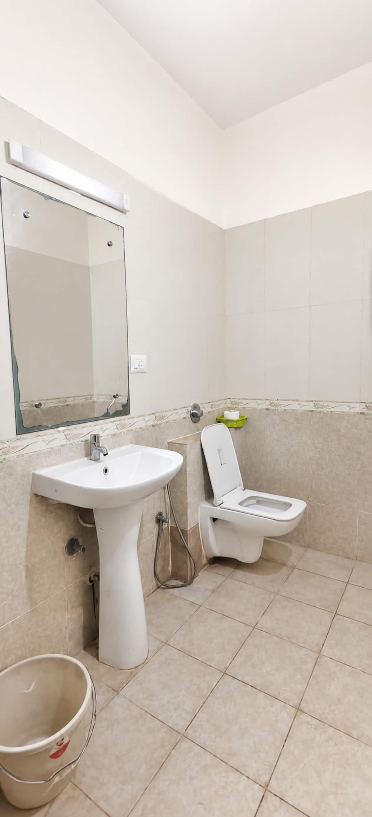 Full bathroom 2 image 3