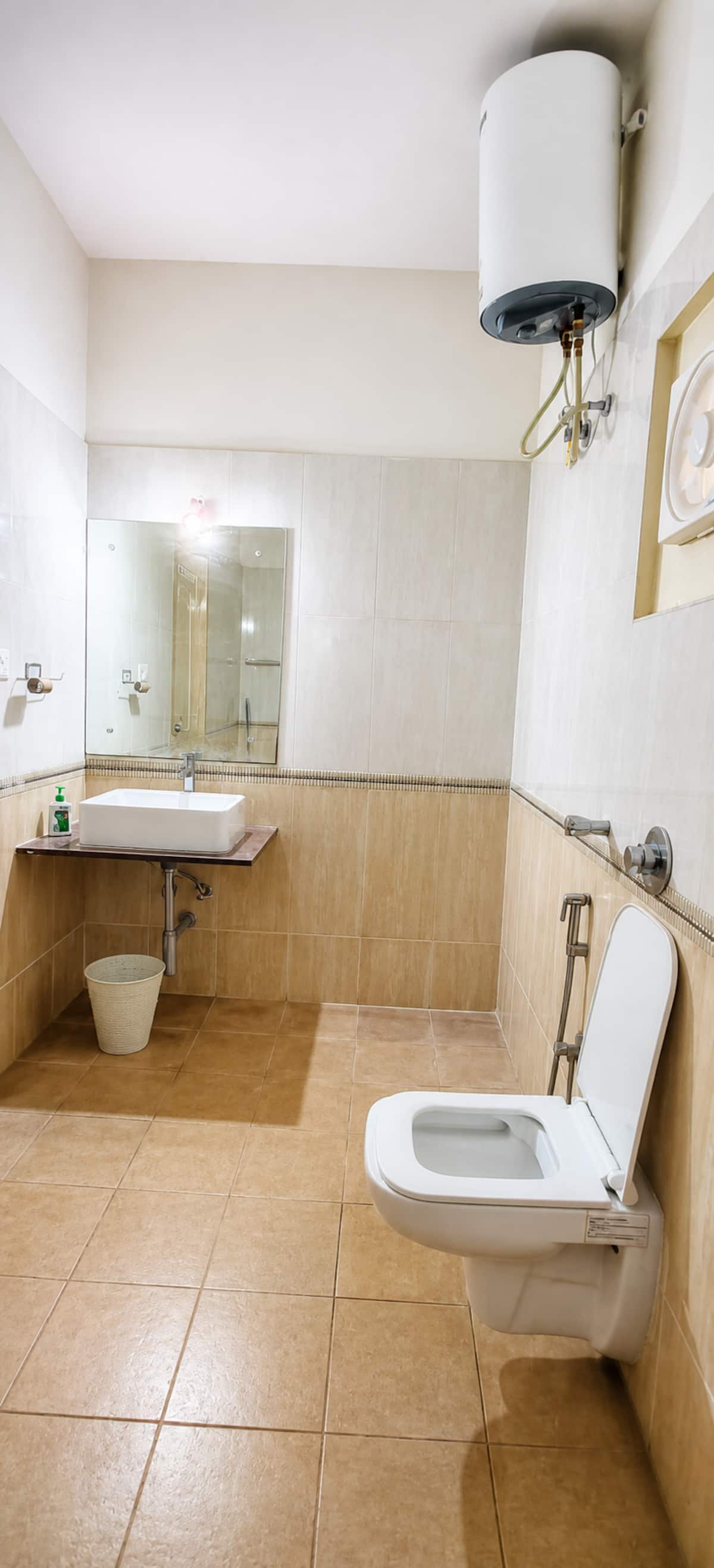 Full bathroom 1 image 4