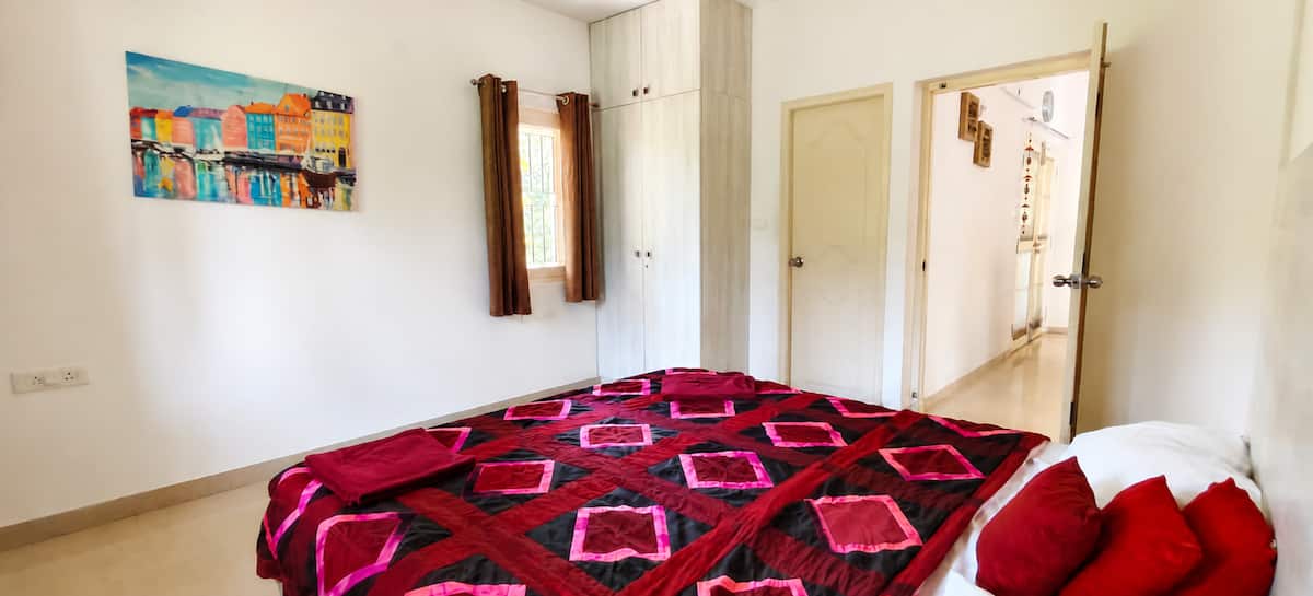 Bedroom 1 image 4