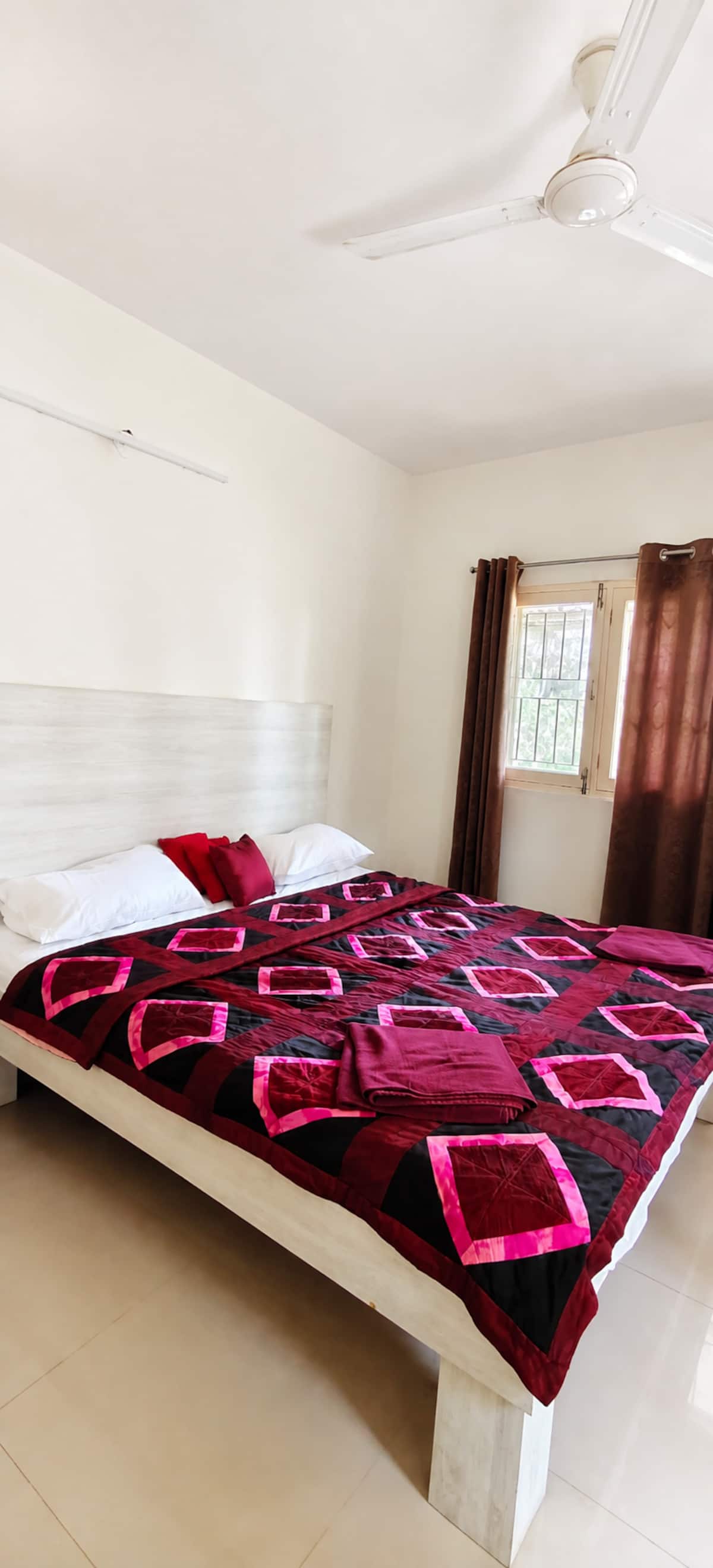 Bedroom 1 image 5
