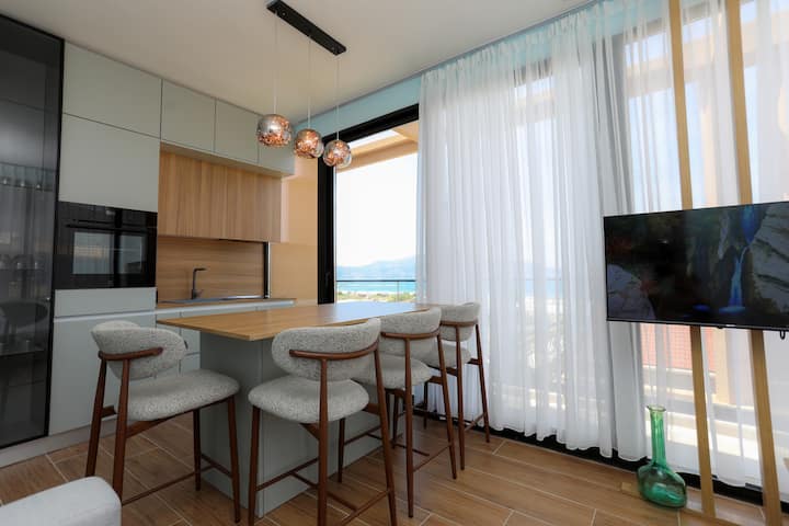 Majestic View Apartment Palm - By Happy Rentals - Orikum