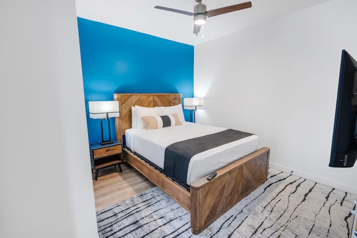 Luxury King With Private Balcony Steps To At&t 1 - Arlington, TX