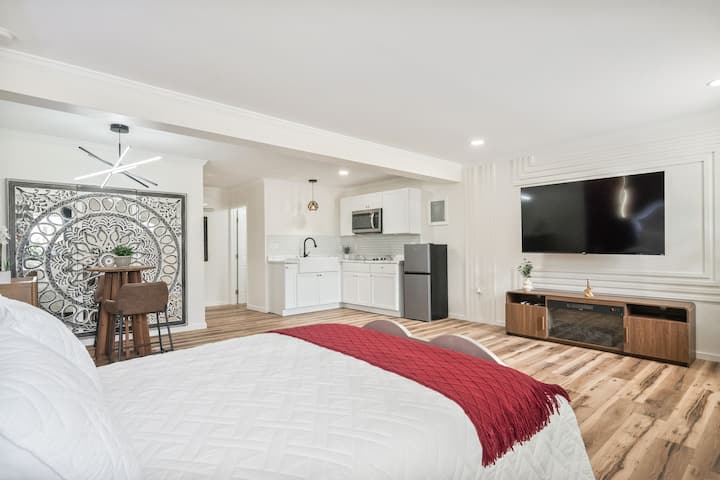 Clair De Lune Studio: A Charming Kokomo Stay - Kokomo, IN