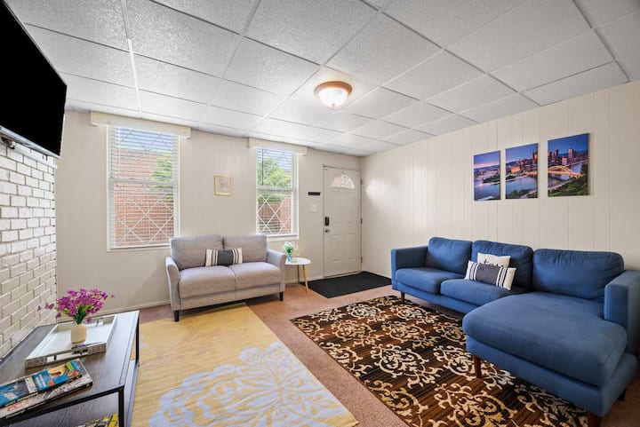 Bright & Cozy 2 Bed Home  Private Parking - Pittsburgh, PA