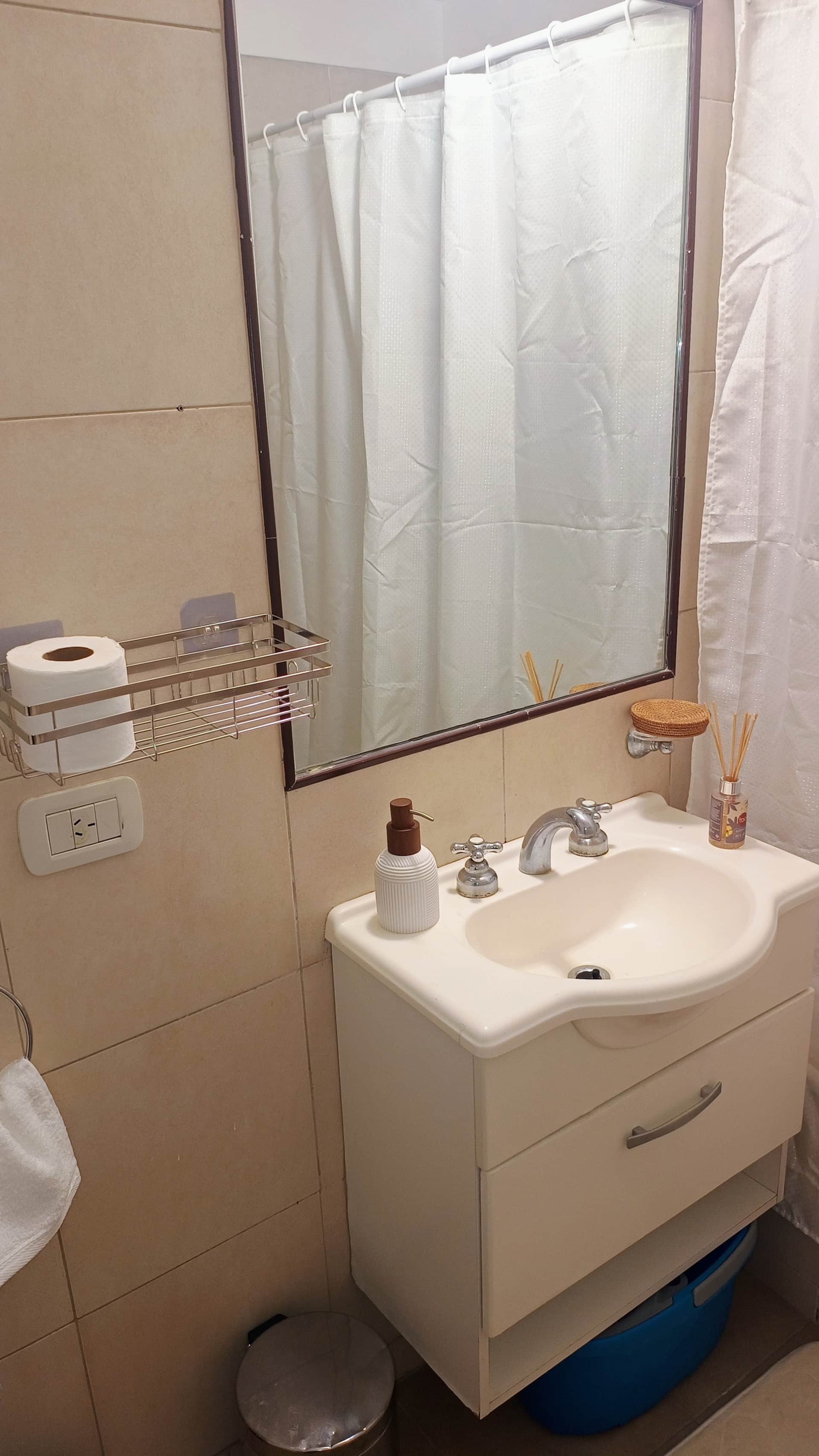 Estudio con balcón y pileta