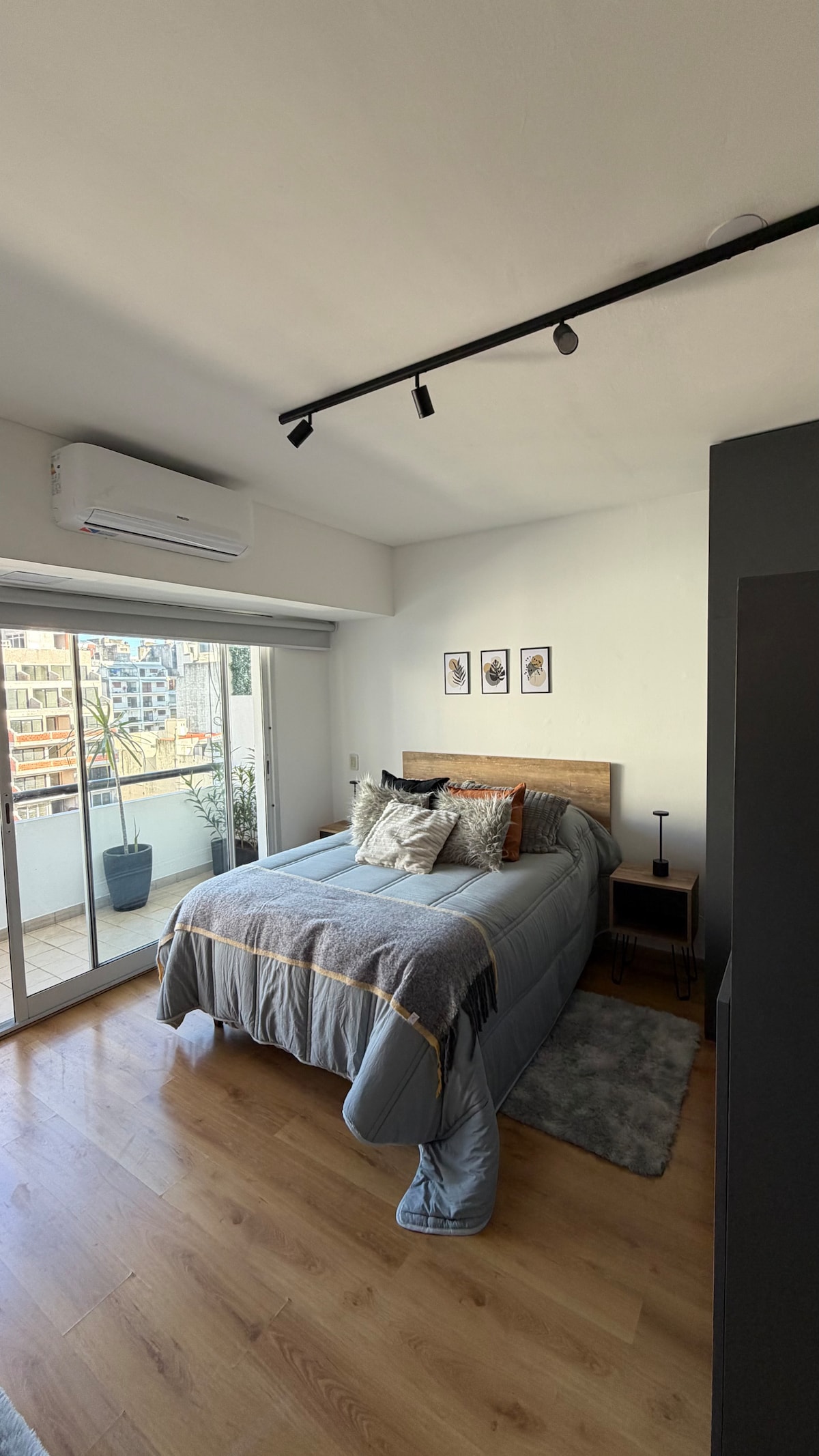 Estudio con balcón y pileta