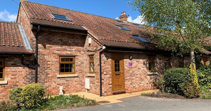 Ebor Cottage - Hot Tub, Sleeps 14 - York, UK