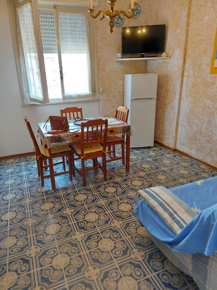 Spacious Apartment Near The Sea In Follonica - Follonica