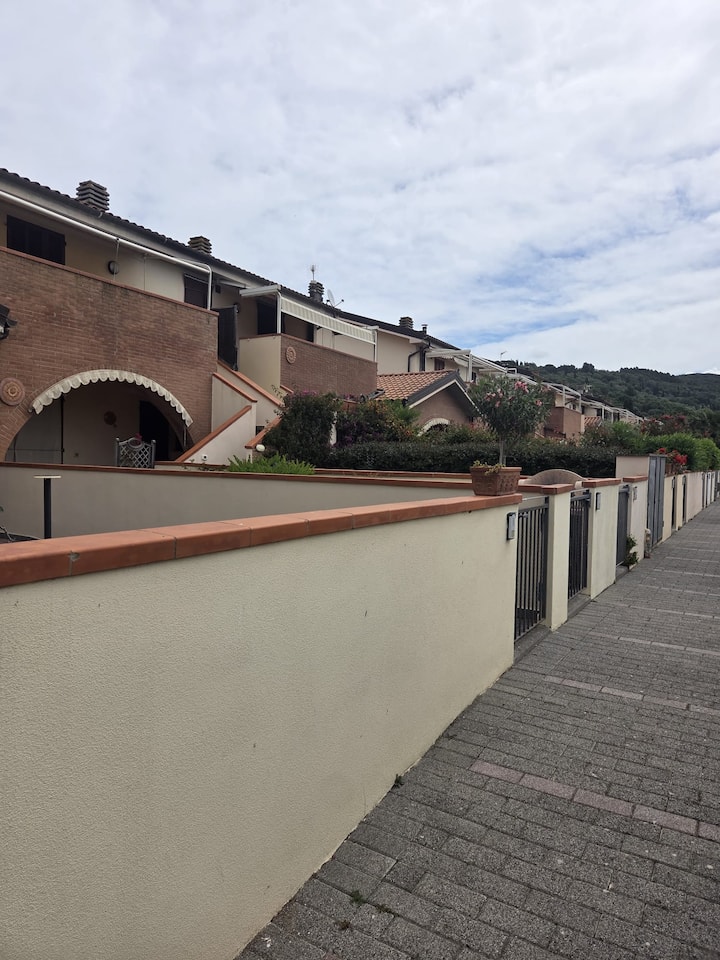 House With A Porch Near The Gulf Of Follonica - Follonica