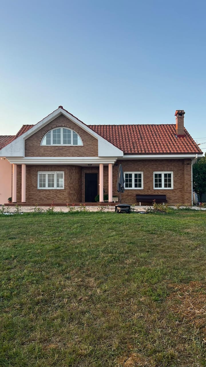 Casa De Campo De 5 Habitaciones En Pueblo De Cudón - Suances