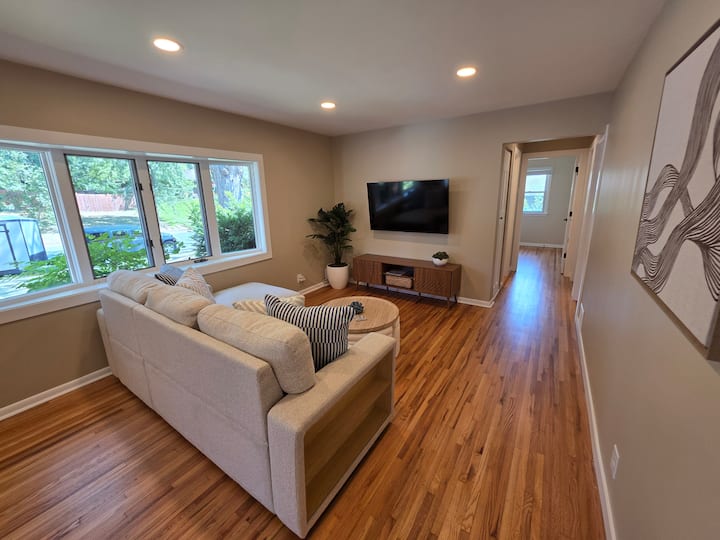 Family-friendly 5br Home With 2 Kitchens - Bloomington, MN