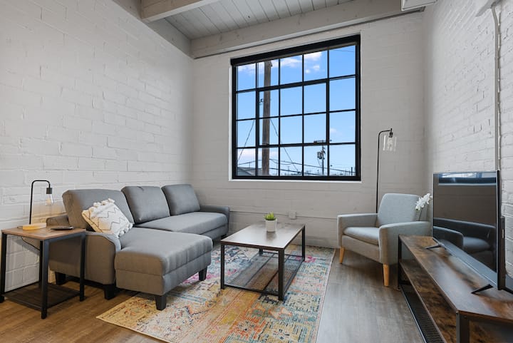Cleveland 1br Industrial Style Living - Cleveland, OH