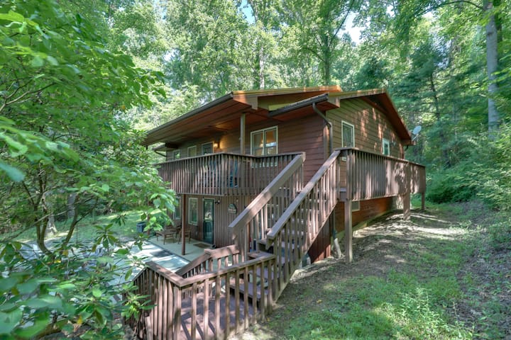 1 Mi To Town! Woodsy Weaverville Retreat W/ Deck - Weaverville, NC
