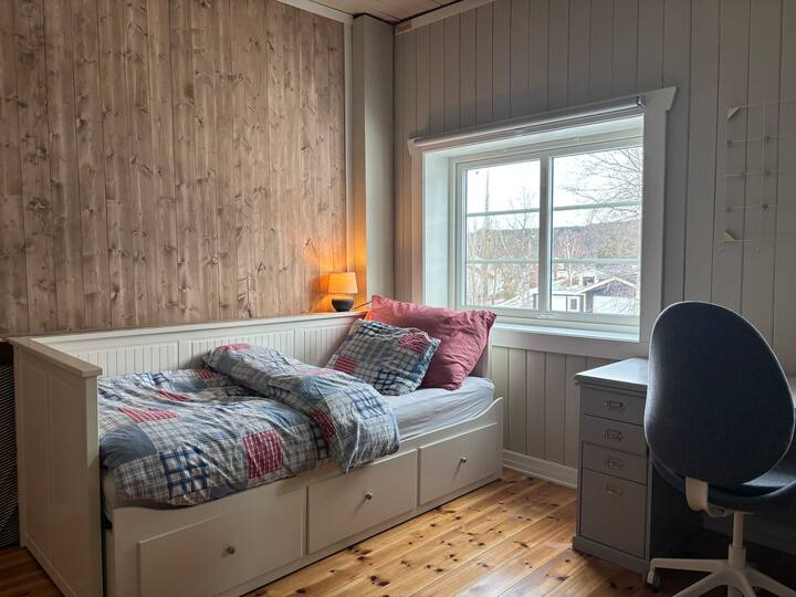 床可以拉出来，并提供额外的床垫，因此会有一张双人床。 