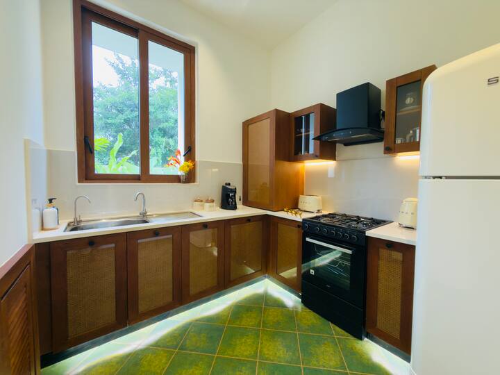 Full kitchen image 1
