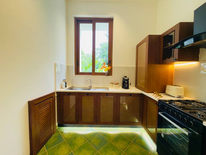 Full kitchen image 2